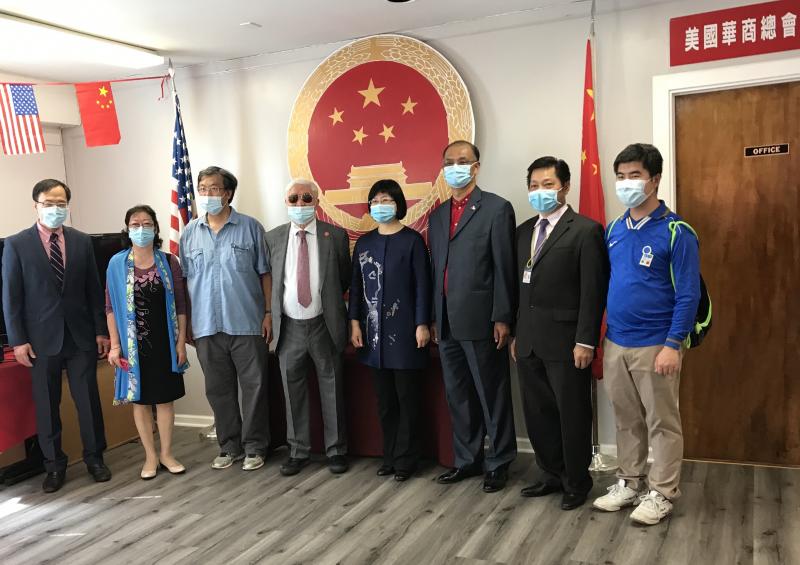 CTV长城电视现场直播了升旗典礼。星岛日报、世界日报、侨报等中文媒体派出专业记者